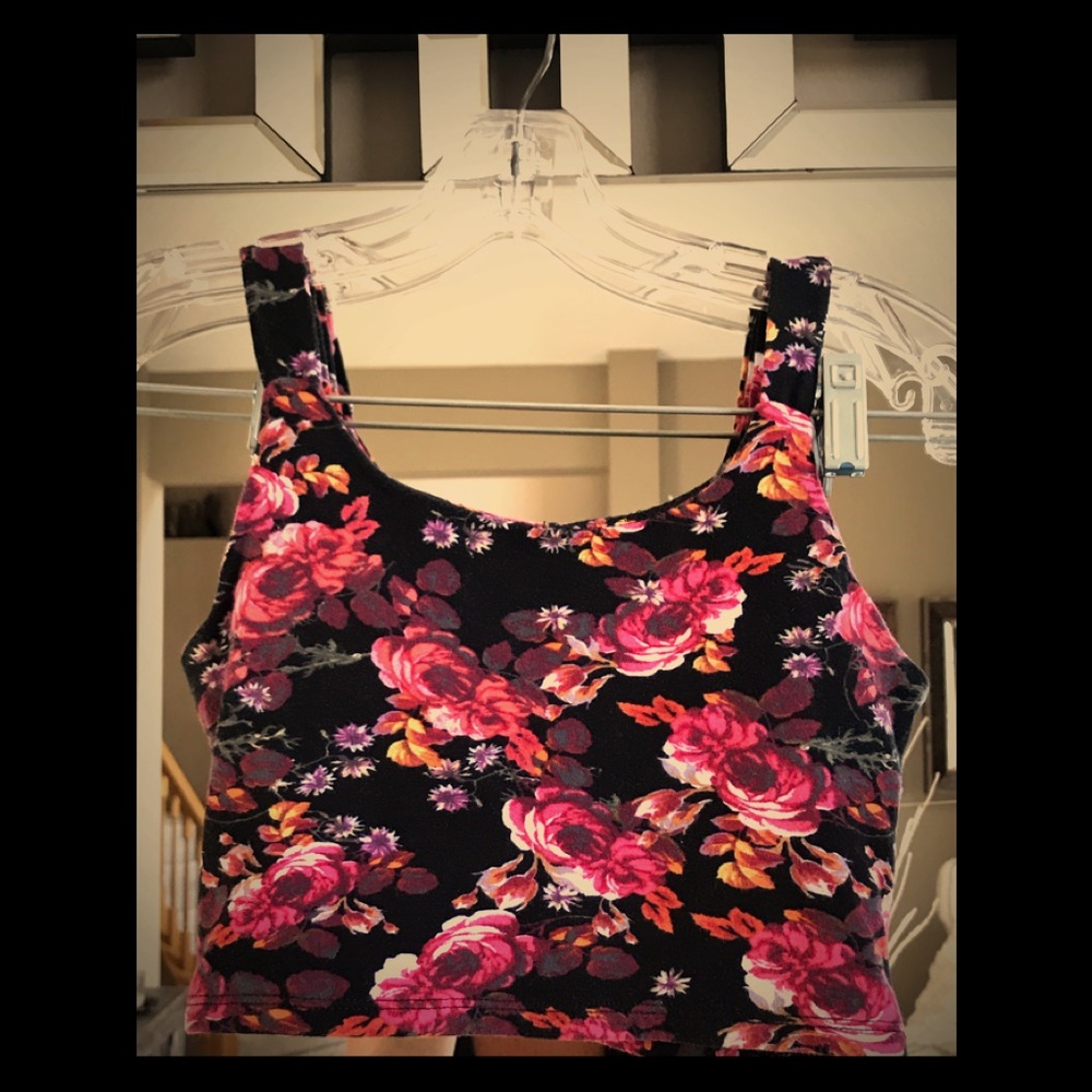 3/$15.00 Stretchy cut out back crop top, Sz S!